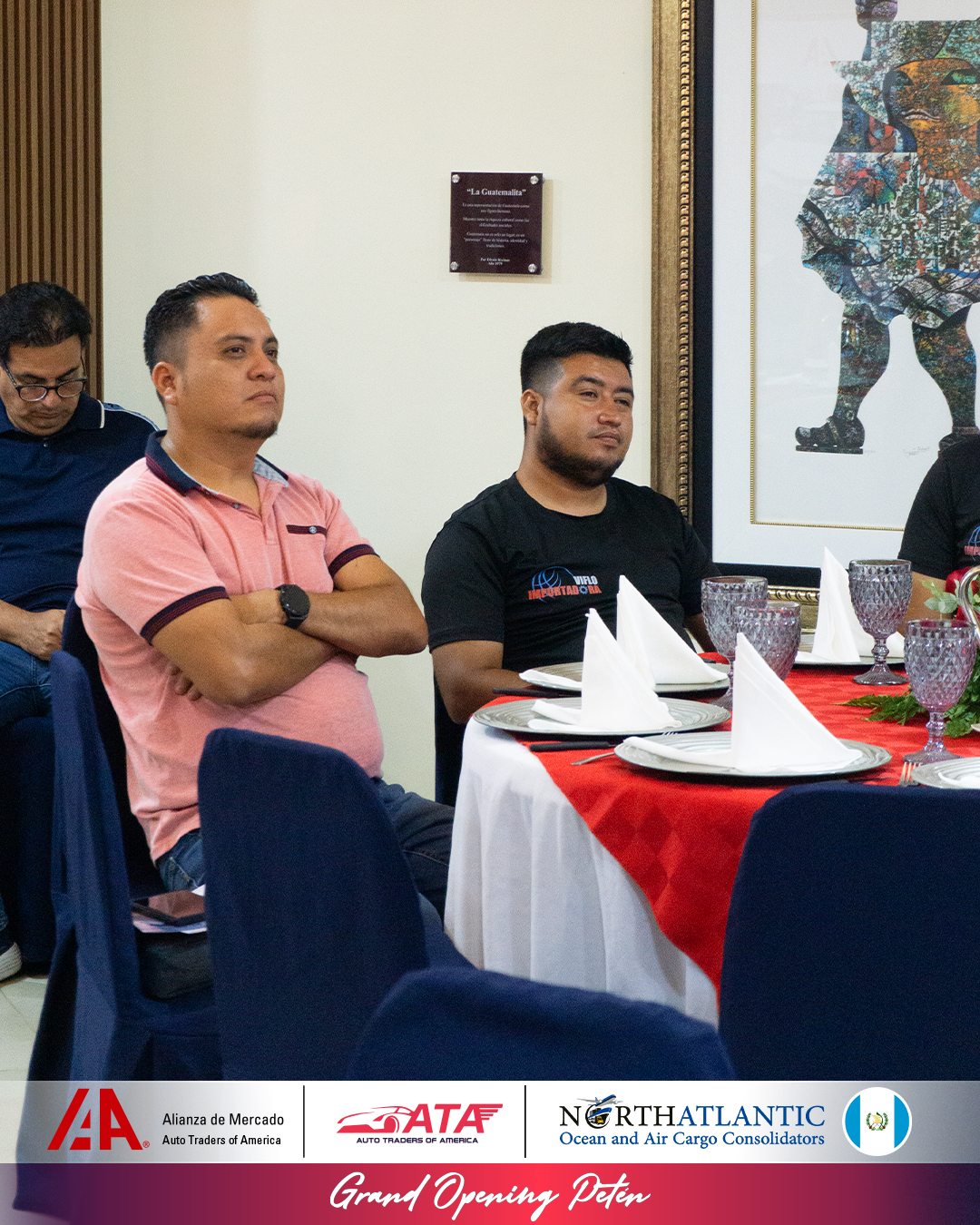 Clientes conversando durante la cena en Petén